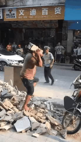 男子骑电瓶车没戴头盔被交警追赶，情急之下扔下电瓶车拿起路边的建筑垃圾砸向交警。肉