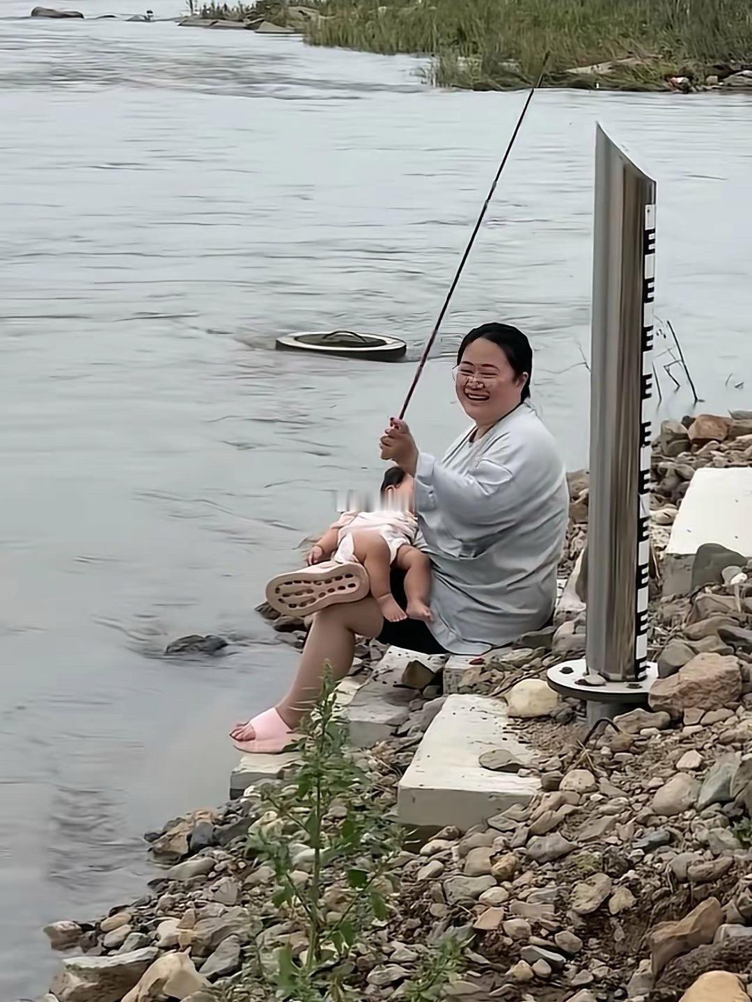 多大瘾啊不怕孩子掉河里吗