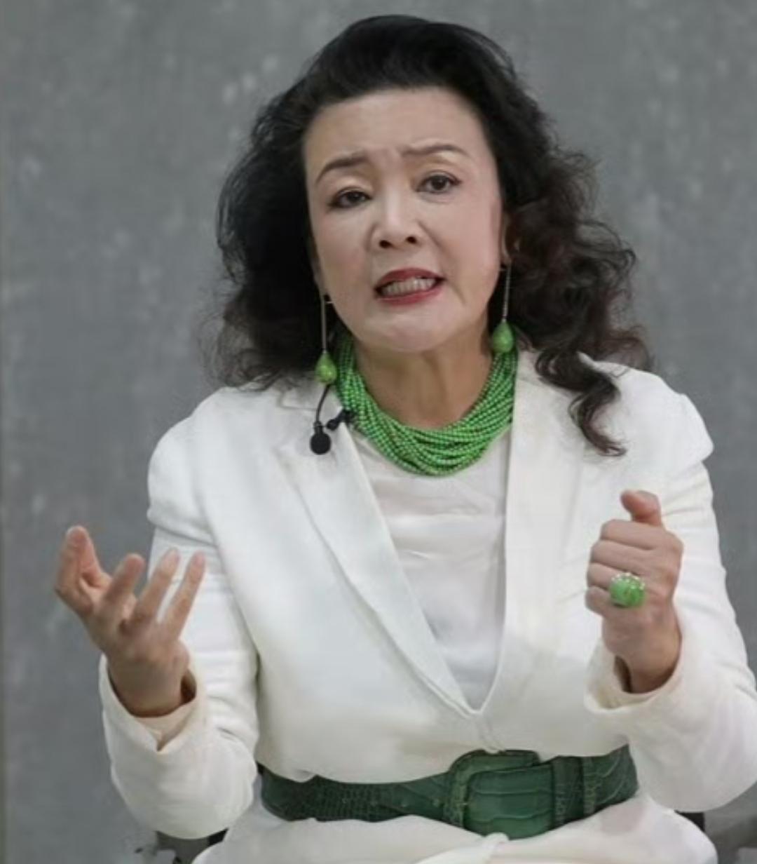 张兰一把年纪了，还在被十几年前的烂摊子追着咬，这些年就没顺过。这次直接连压