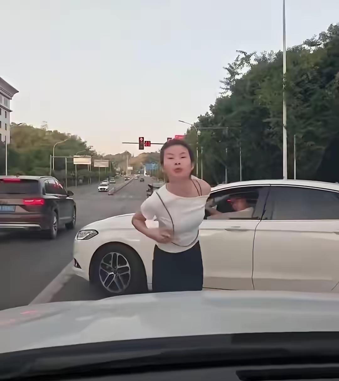 重庆口水姐，接下来可能有4种结局：1行政拘留，妻子陈某拦车骂人吐口水，寻衅