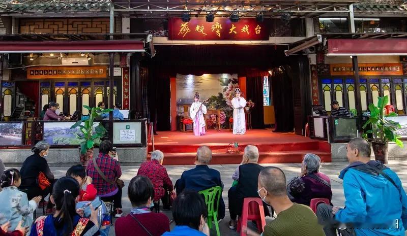 最近网上热传河南安阳一孝子为祭奠母亲去世20周年，请数万人连看3天戏还管饭。演出