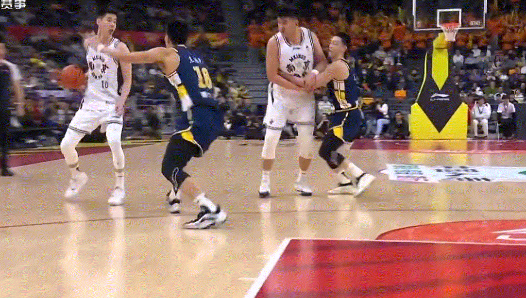 少了组织大脑徐杰，广东队这段时间打得太乱了，进攻组织不起来，外线频频打铁，内线防