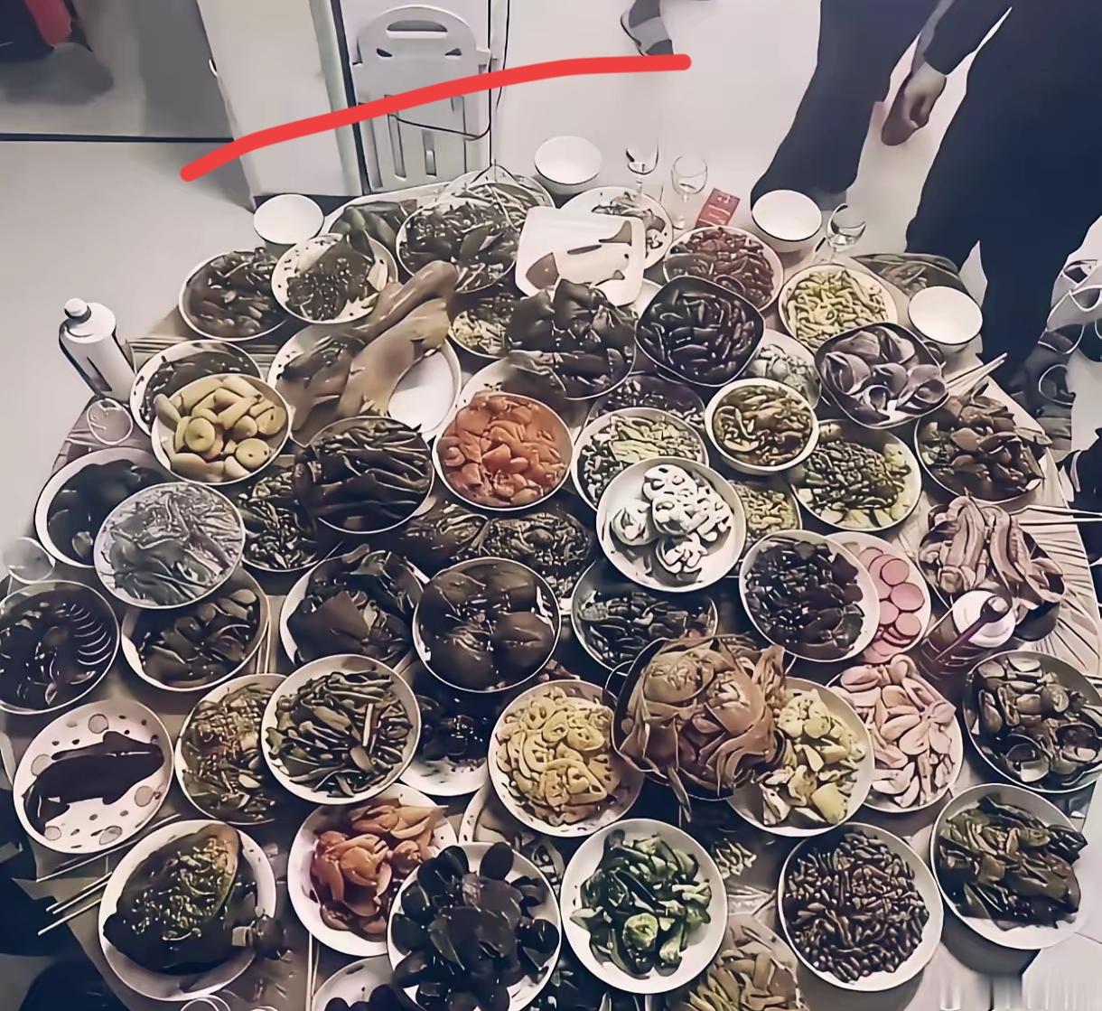 满桌的菜，竟然找不到一道我爱吃的，哎！不是菜做得不好，也不是挑食，而是突然