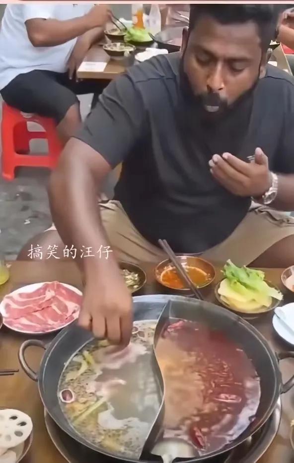 阿三哥的智商，真为他着急。阿三哥来到重庆吃火锅。伸手捞锅里的牛肉，被烫得直接跳