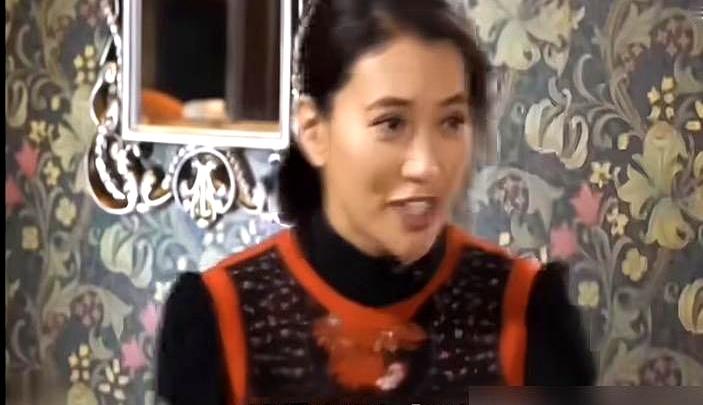 袁咏仪一句“四条废柴”，把三个男人的底裤全扒了。张智霖借口“倾剧本”出门，转头就摸上牌桌，沈嘉伟打到