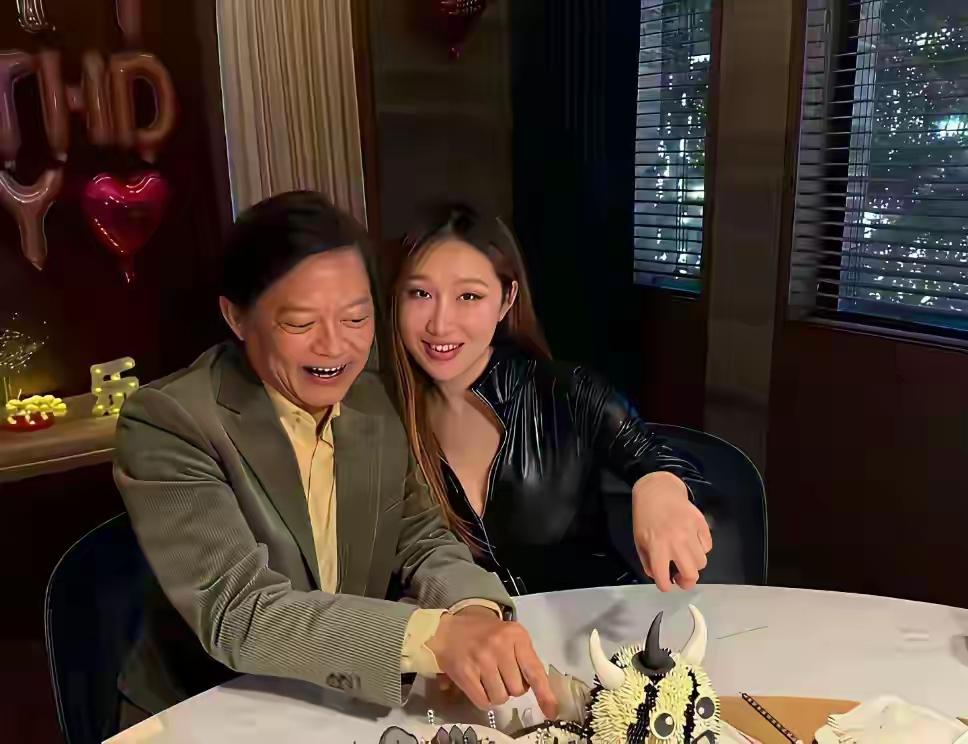 老艺术家也爱“红袖添香”，老少恋被称为灵魂伴侣，莫华伦70几岁了，状态很好，