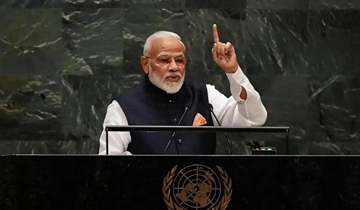 霍尔木兹海峡一封锁，全球尿素断供，没想到第一个跪下求中国的，竟是那个曾对我们下手