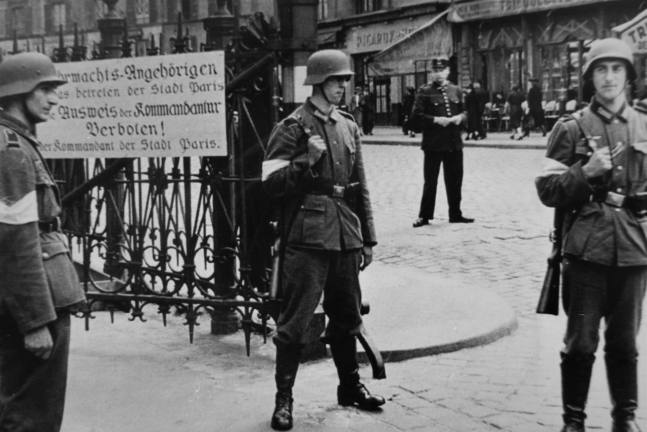 [呲牙笑]德国国防军的军纪如何？1940年，法国，巴黎。在道路的一个检查站，几名