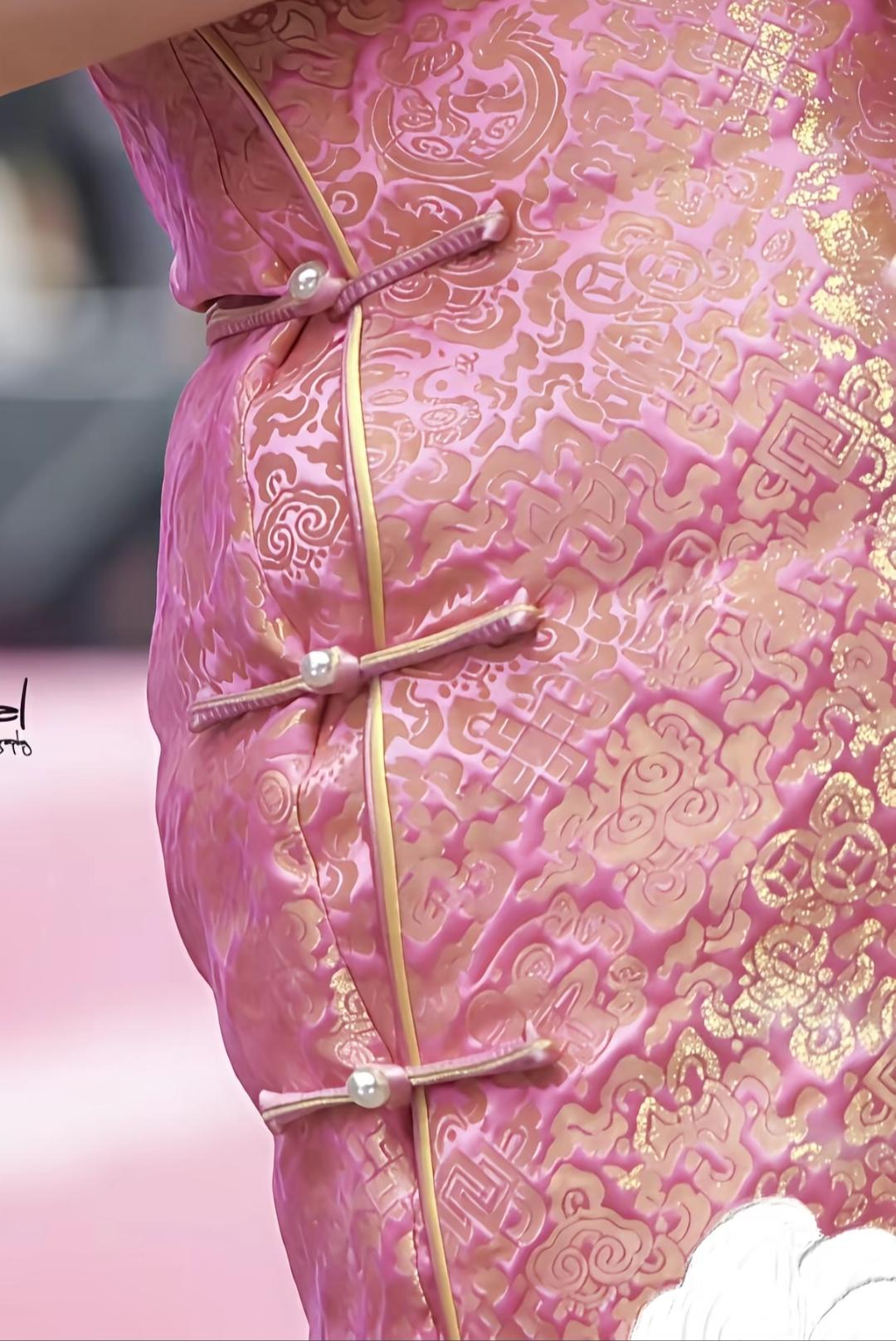 我喜欢霍思燕这种妈味重的中年女人。她身体微微发福，脸部皱纹明显，腰部腹部被旗袍裹