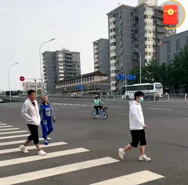 不用猜，这是孙颖莎和邱贻可指导[大笑]。两个人一前一后，虽保持着距离，但迈