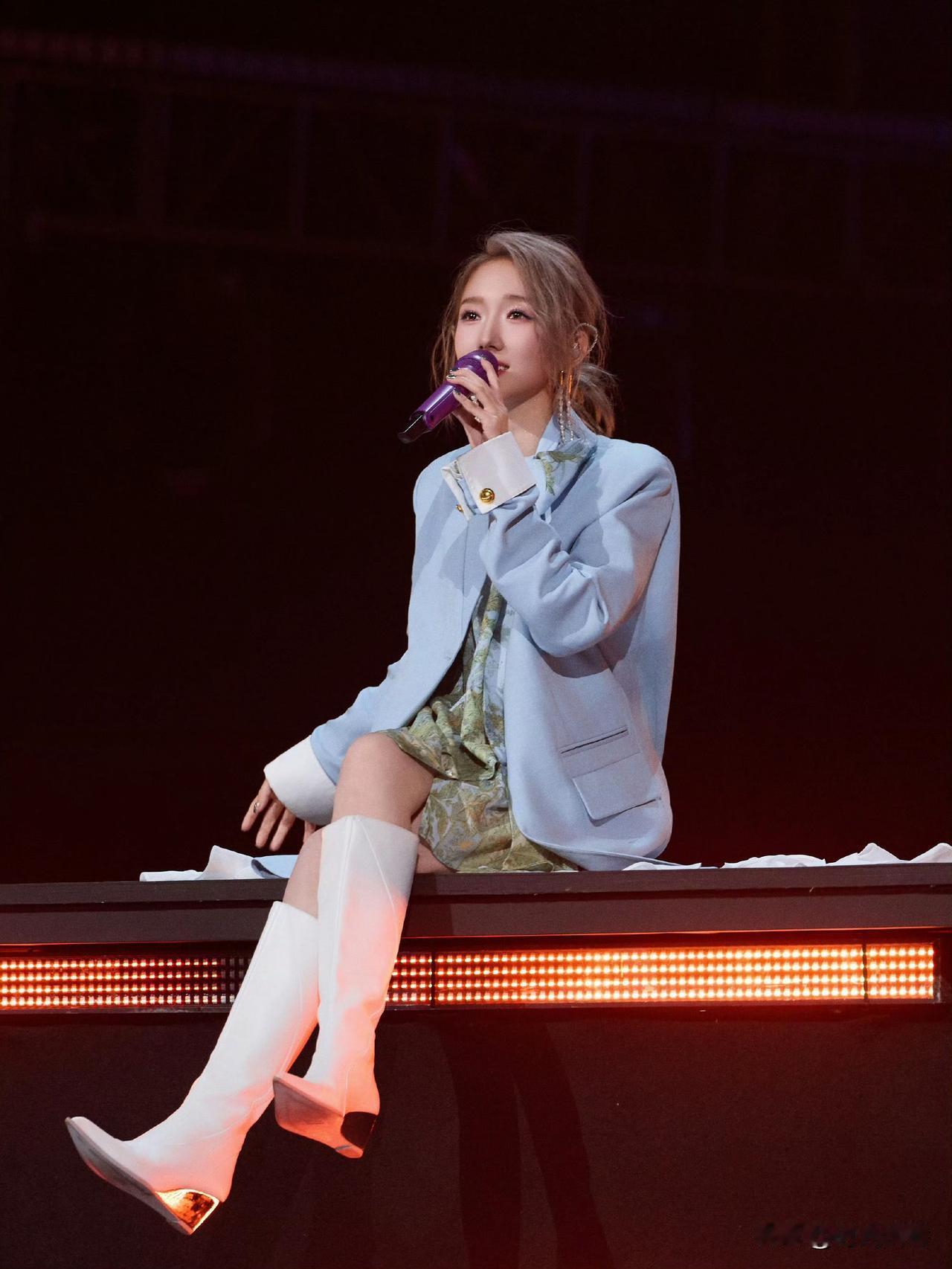舞台献唱的孟美岐，认真投入，优雅从容，淑女范满满！