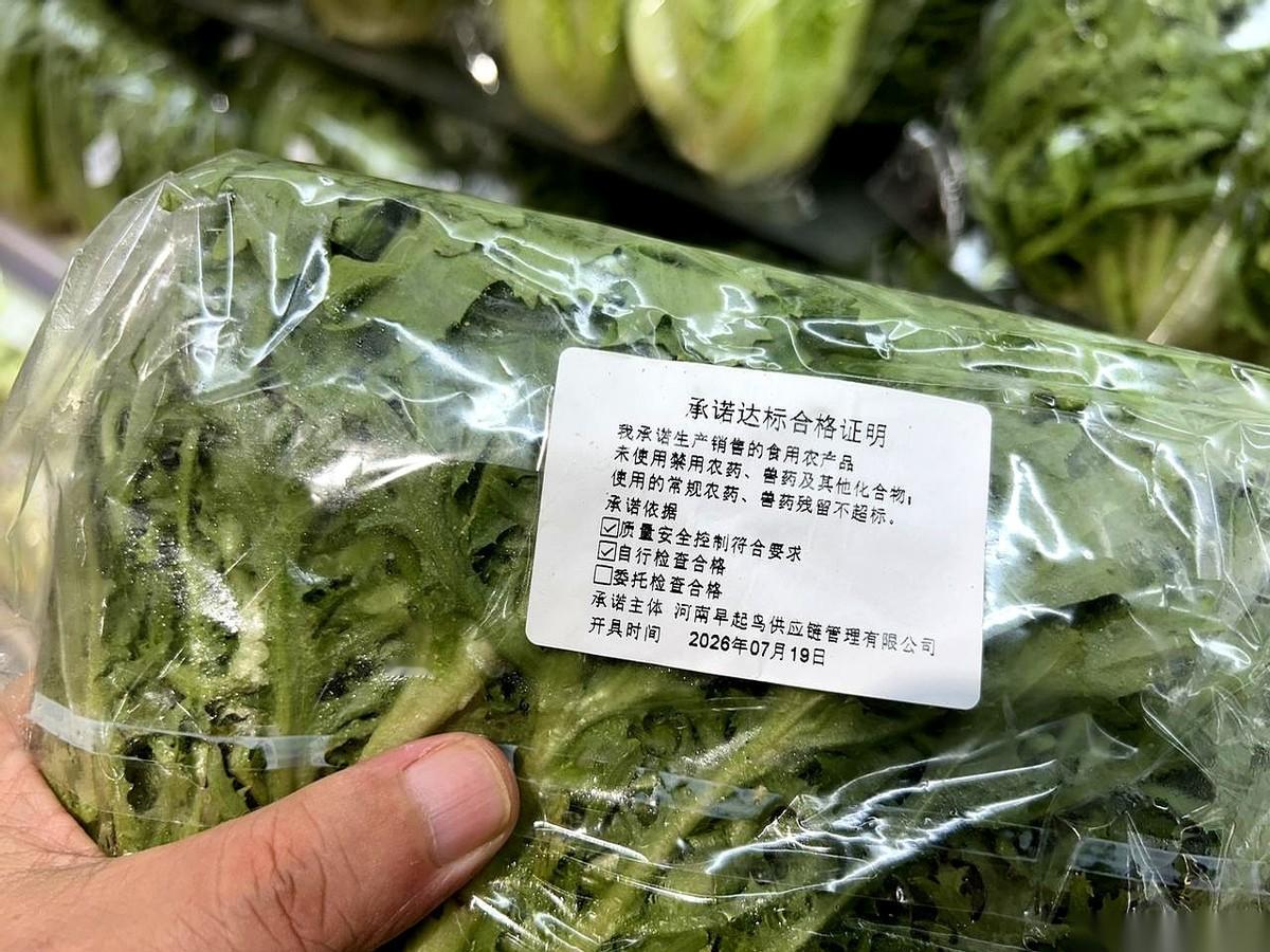 下楼买根葱，差点以为自己走错门见鬼了。那个十年没换过地砖的破旧老超市，居然悄