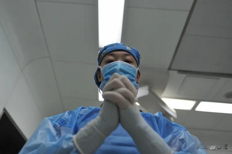 我发现手术室里的护士都是男的了长得蛮帅的，手部力量也很大就是脱我裤子的时候，