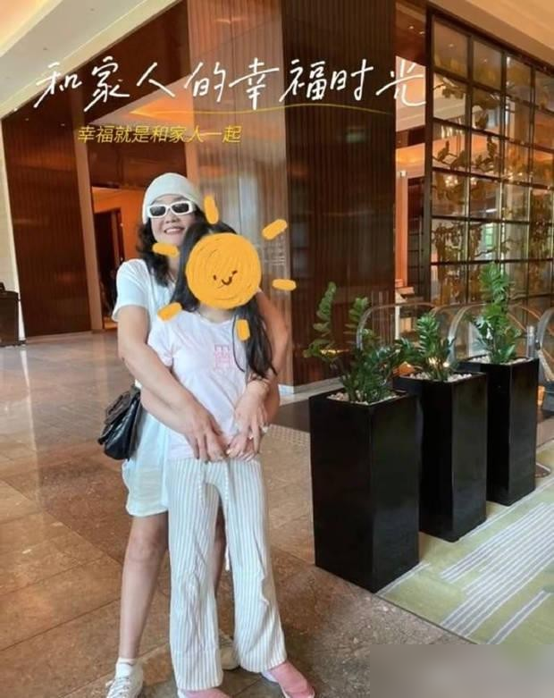 张兰直播间亲口说，孙子孙女没妈在身边，她这当奶奶的得加倍补上。转头又得顾着新儿媳脸色，两头都不敢得罪