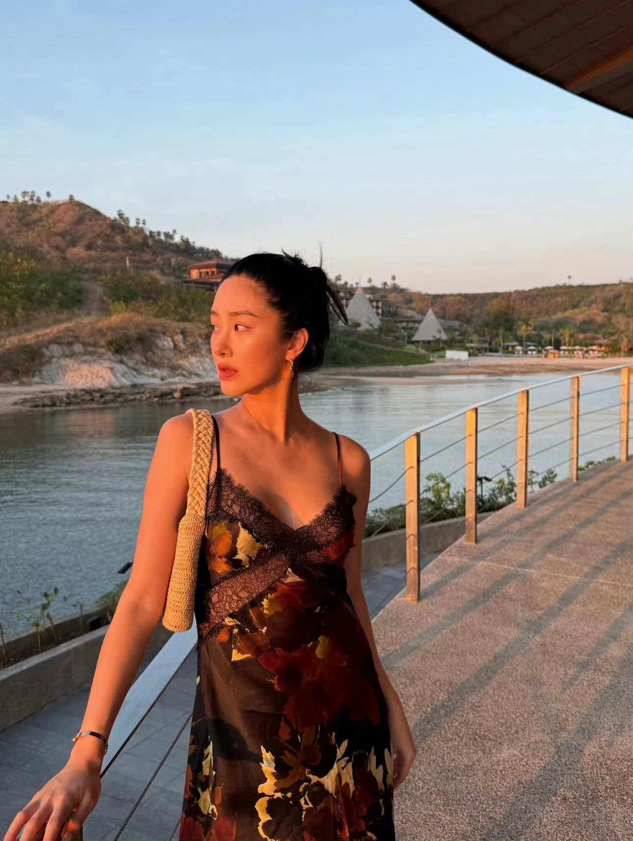 谁没被杨采钰的海边照种草！杨采钰和大海约会，美人配美景，头身比优越，这组照片真