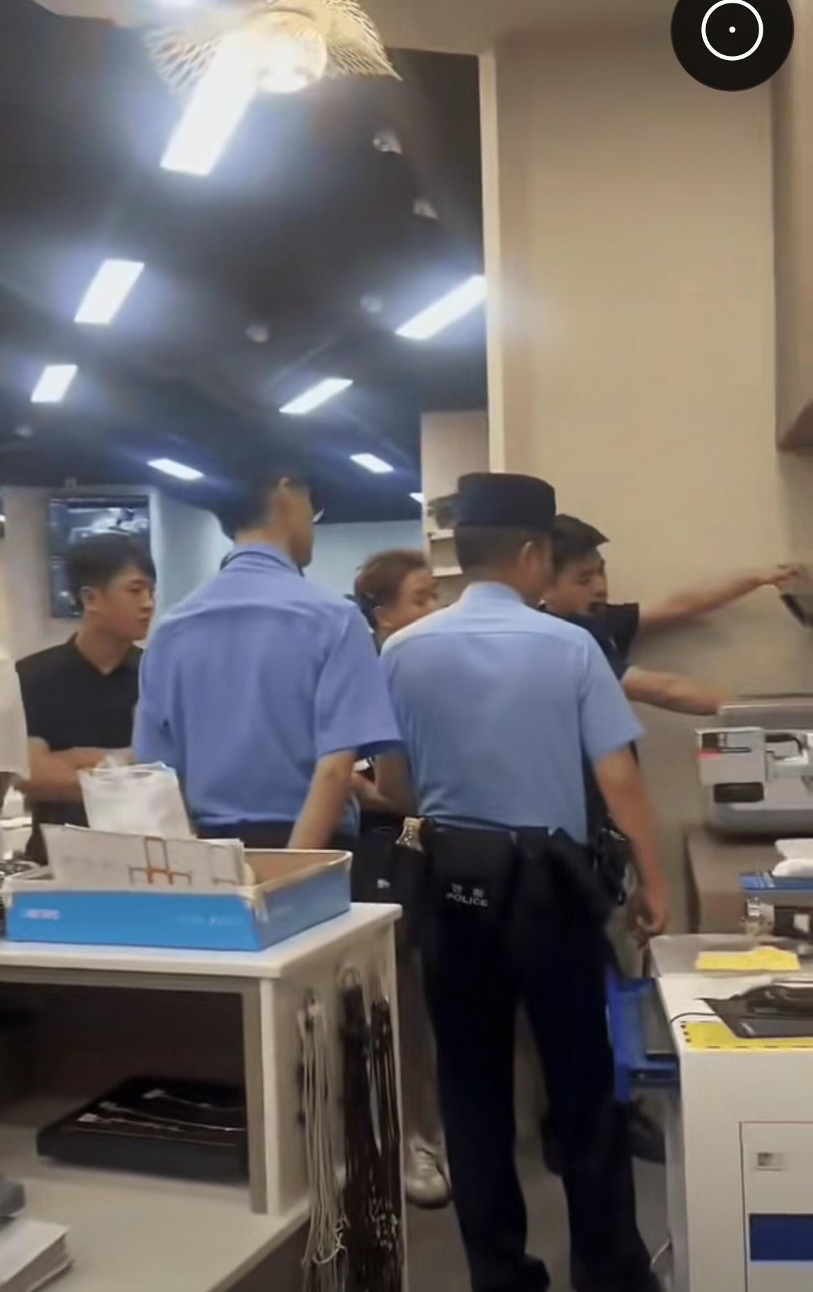 成都一市民在建行购金条被检出为铜警方介入调查8月9日，四川成都，一名网友反映