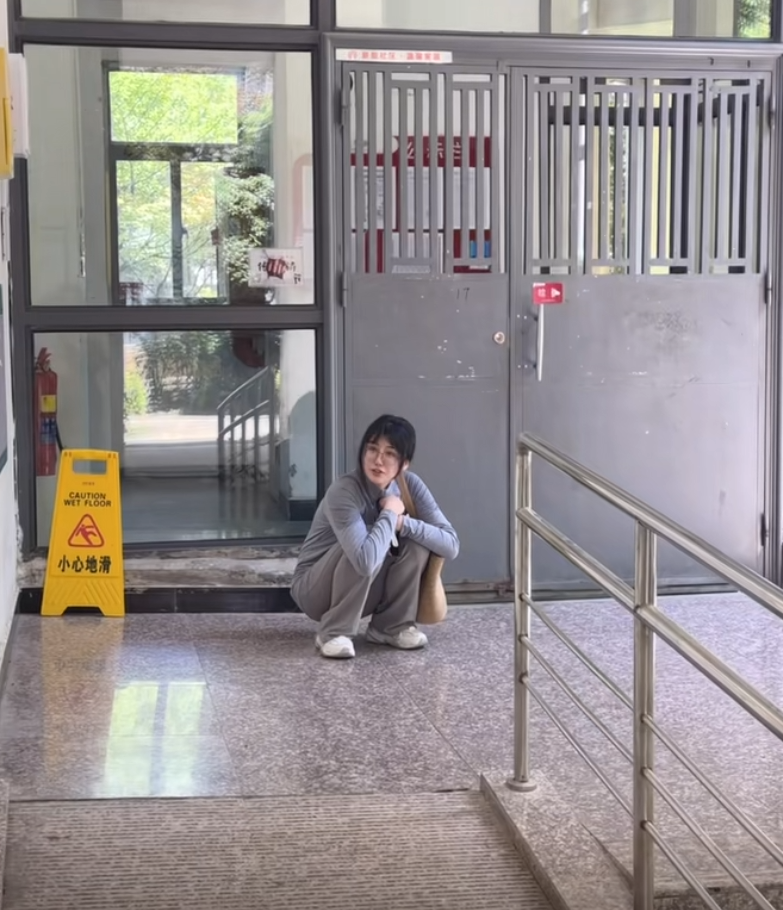 卑微设计师日常，等人等的腿都痛了