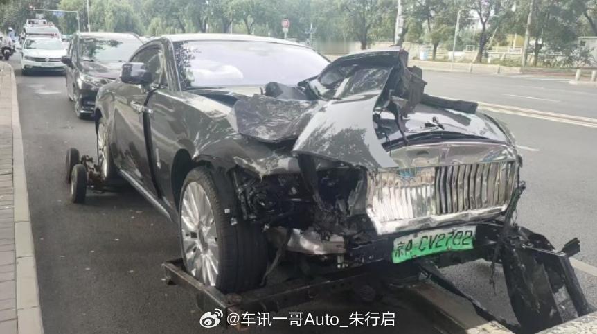 劳斯莱斯闪灵逆行撞上了比亚迪听说劳斯莱斯车主还没买保险估计要花大100万修理了[