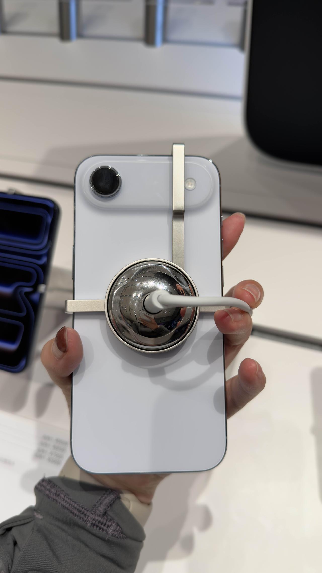 在顺电看到了iPhoneAir，这也太太太薄了，上手都不觉得拿了一台手机，特别