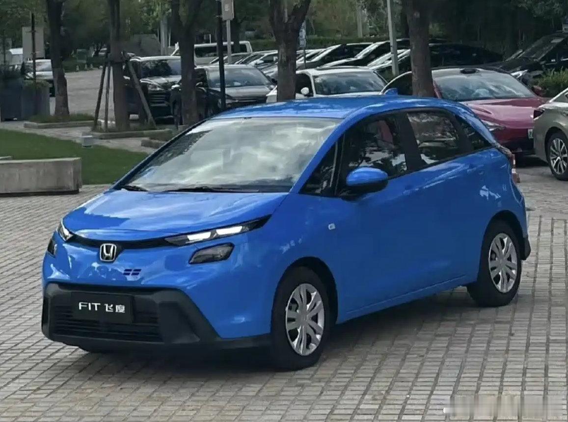 这是新一代飞度，样子见仁见智了……身边很多媒体同行，人生第一台车就是飞度。想起比