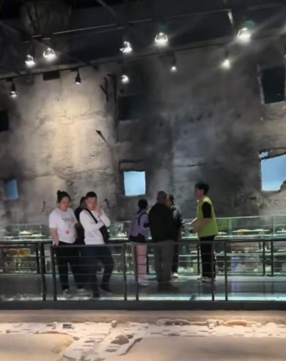 黑龙江731罪证陈列馆，一女子参观时不停嬉笑！路人看不下去，好心劝阻，不曾想女子