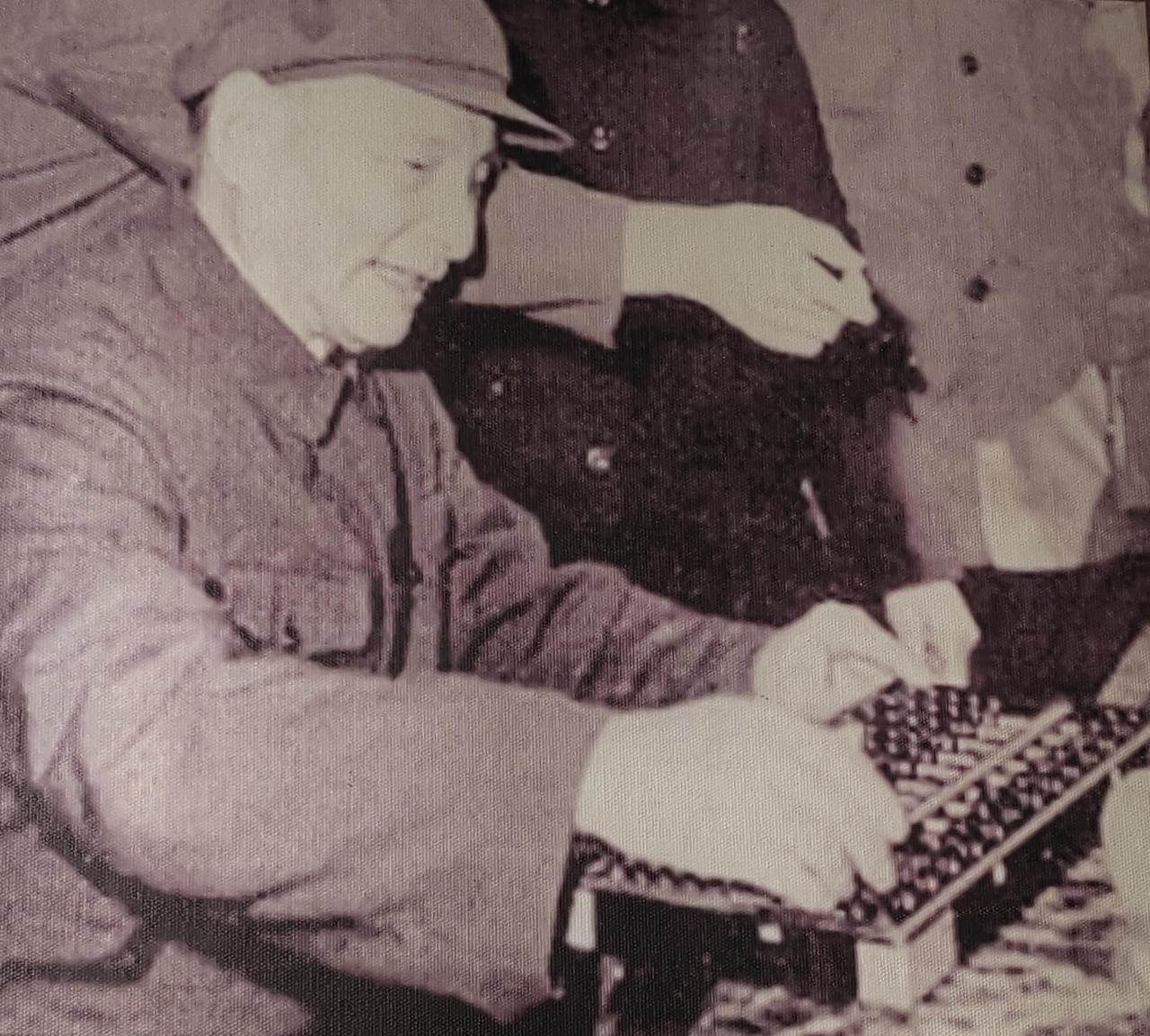 1976年11月，杭州玉泉公园，陈云参观展览。突然瞧见茶室之内，一会计