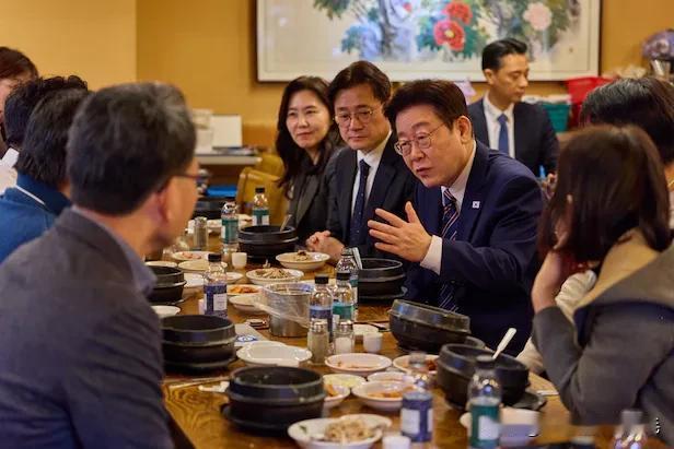 12日，韩国总统李在明调整行程，在青瓦台附近知名参鸡汤店“土俗村”，与青瓦台幕僚