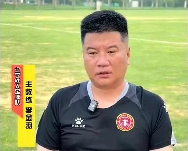 带领球队成为中甲榜首！不过前国脚李金羽在采访中还是很谦虚。记者在采访中问到了辽