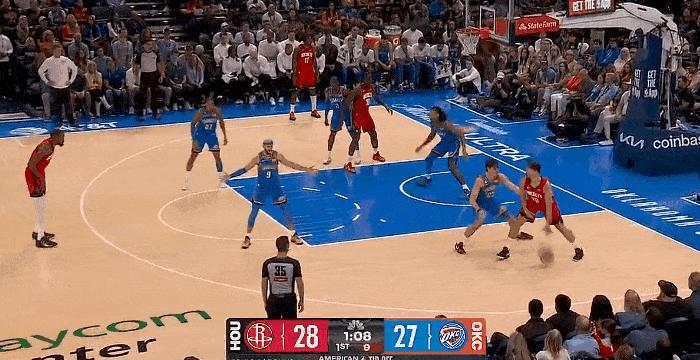 申京低位吸引防守送出妙传，卡佩拉篮下接球轻松打进拿到首分NBA常规赛揭幕战