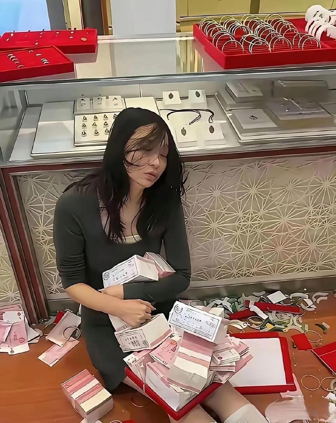 这是啥情况？两口子打架了吗？