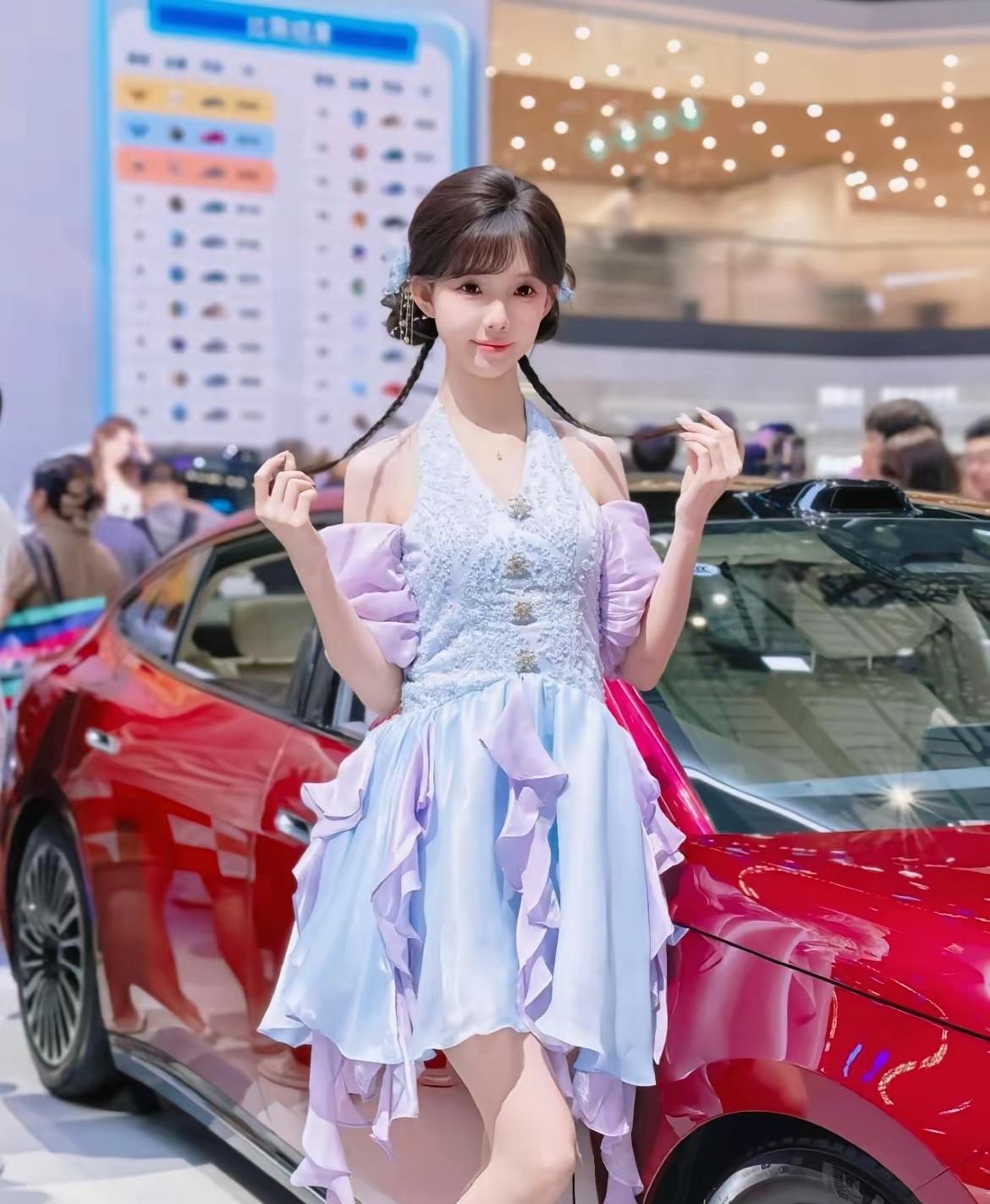 来看看2026成都国际车展实拍美图，主角就是比亚迪展台人气车模小面包。不得