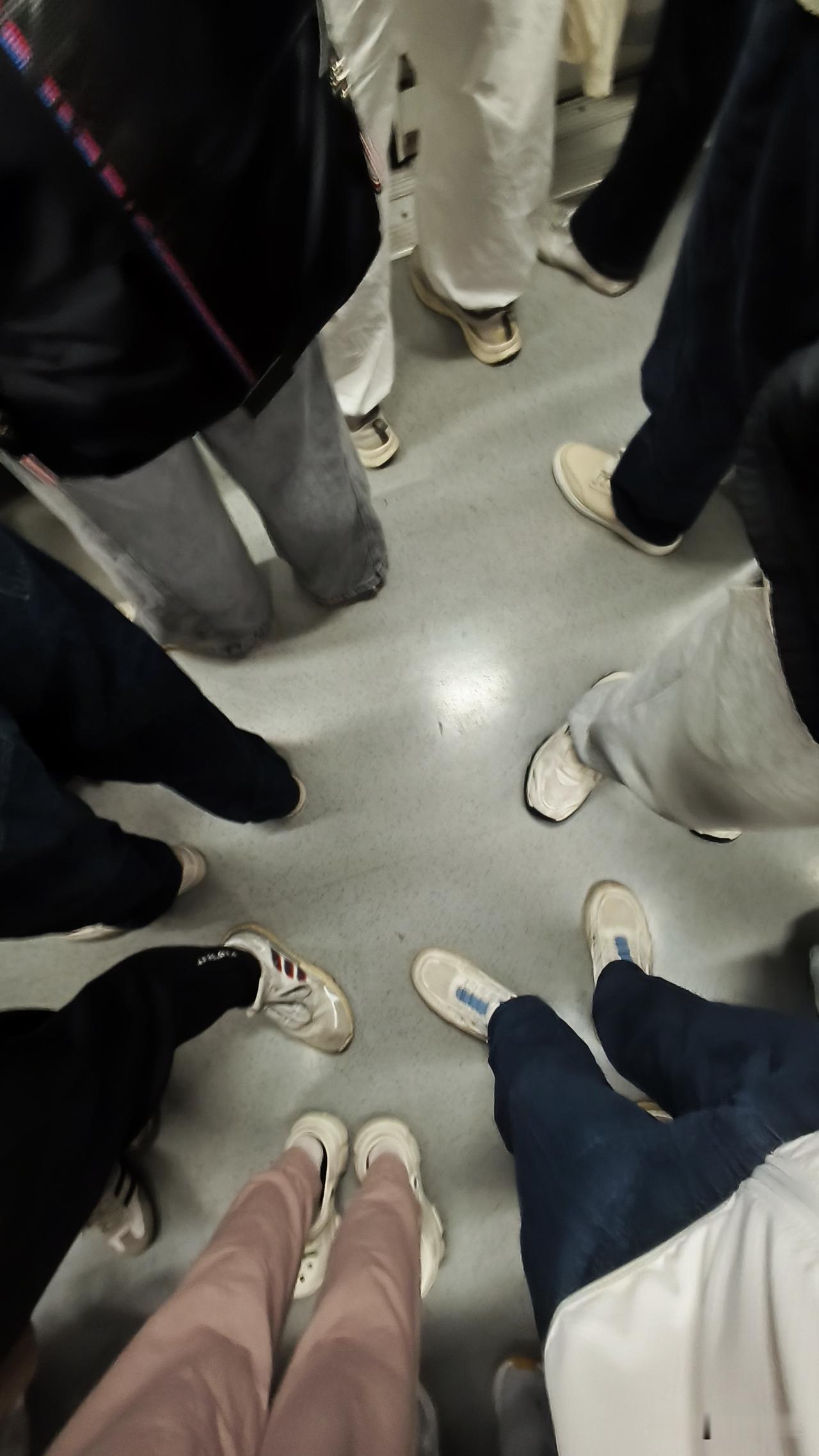 今天挤南京地铁6号线从南京南到明故宫，人多到脚都快没地方放，肩挨肩背贴背，连抬手