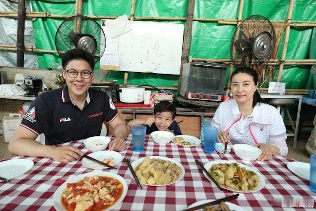 霍启刚这回又被网友偶遇了！12月14日他一个人拎着布袋在街头溜达，被粉丝求合影居