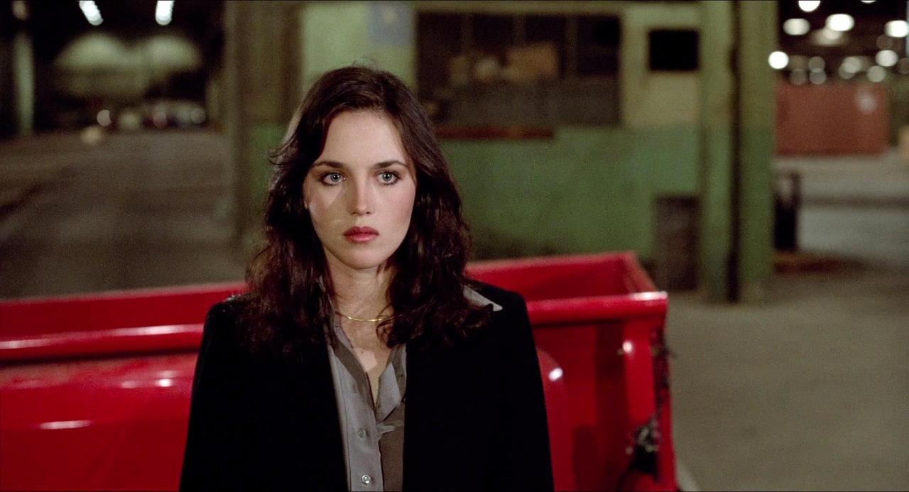 迷离夜色下的冷艳阿佳妮也太美了吧！在《虎口拔牙》这部影片中22岁的女神表现出