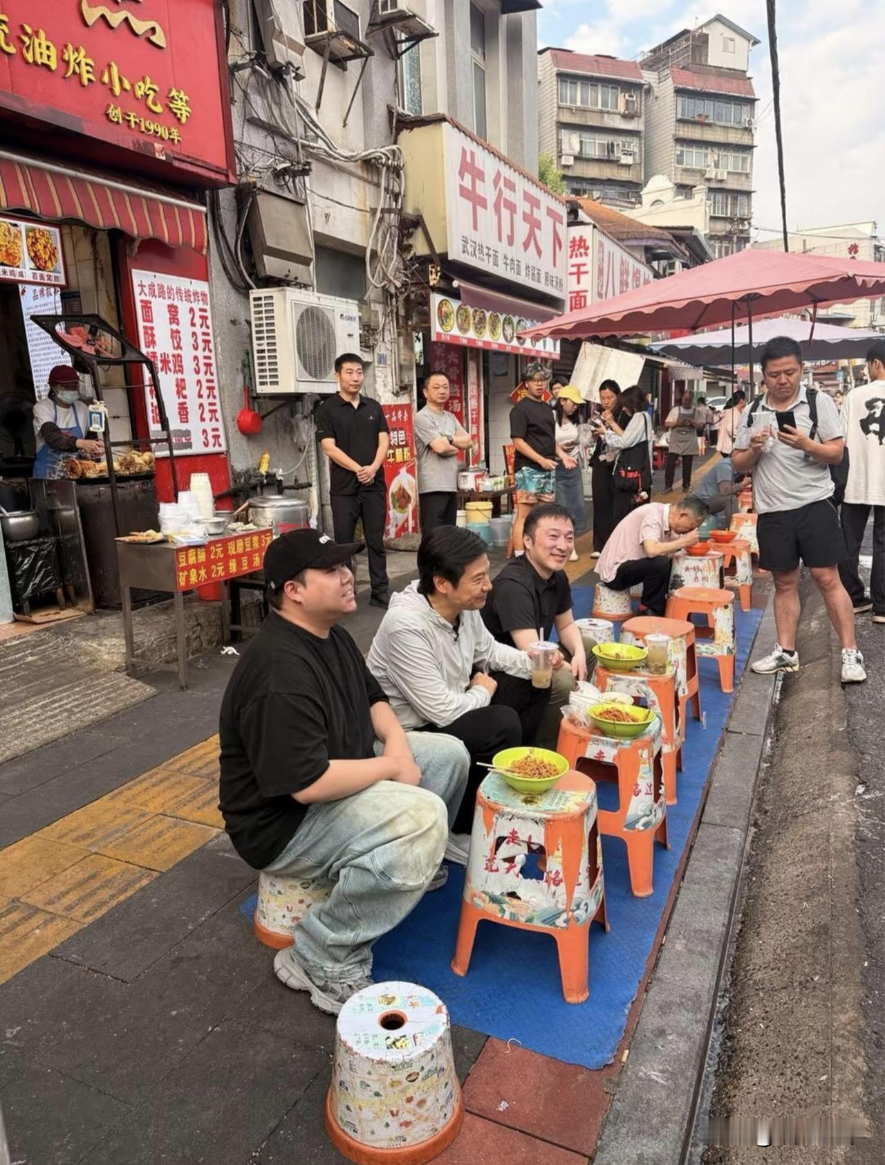 小米集团的雷军总是给人一种平易近人的感觉，他这次去武汉随便找了一家当地的早餐店，