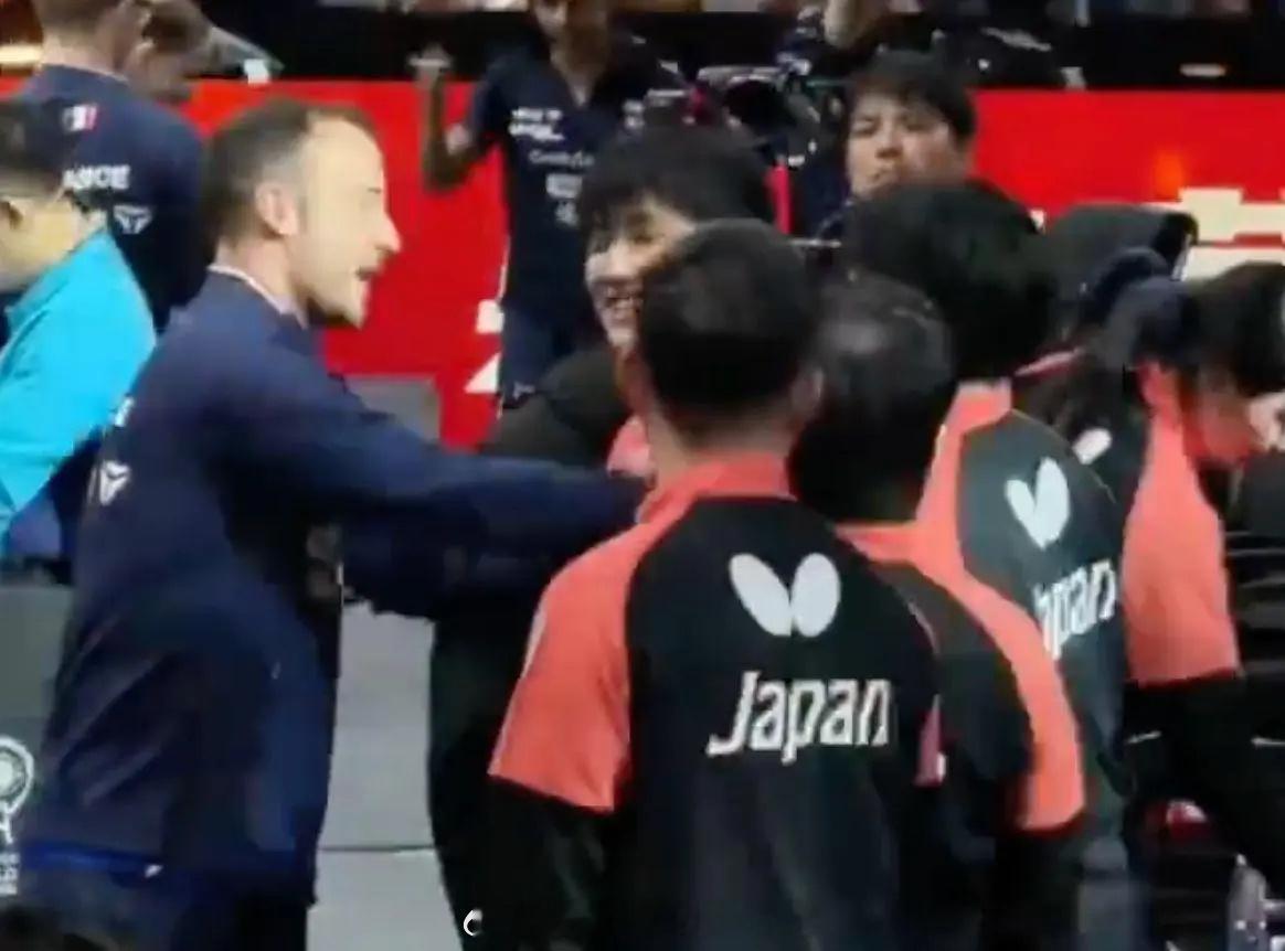 张本智和赛后含泪道歉！对手高茨摸头安慰：看他那样真让人心疼