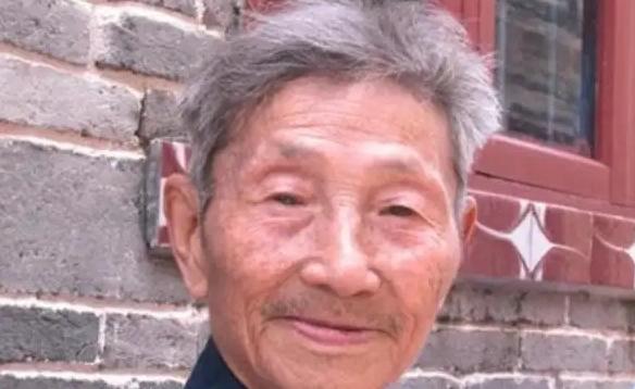 1979年，一位老红军为了证明自己曾是红军战士，前往北京找当年的政治部主任。时隔