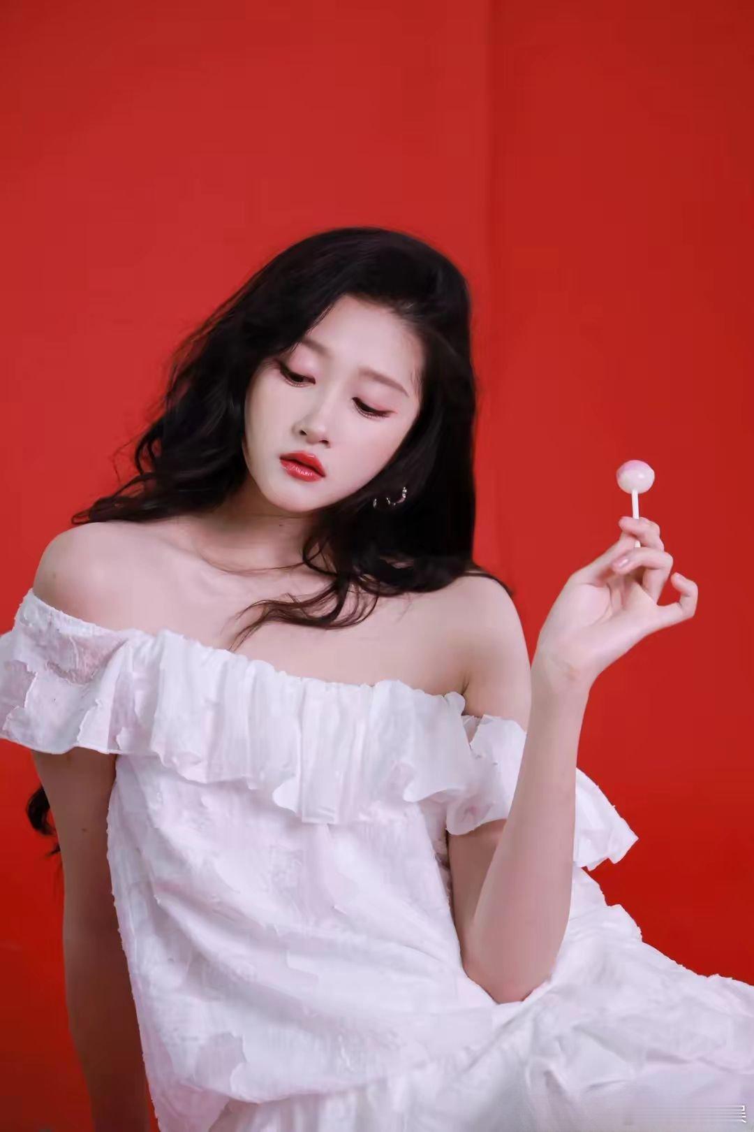 哇噻!关晓彤是换造型师了吧!穿抹胸裙又瘦又美,满屏大长腿太养眼​​​
