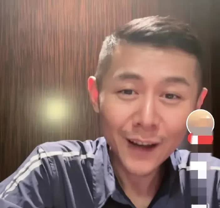粉丝跟大冰连麦的时候，好心劝他把烟戒了。结果大冰脸色瞬间变了，镜头外猛吸一口烟，