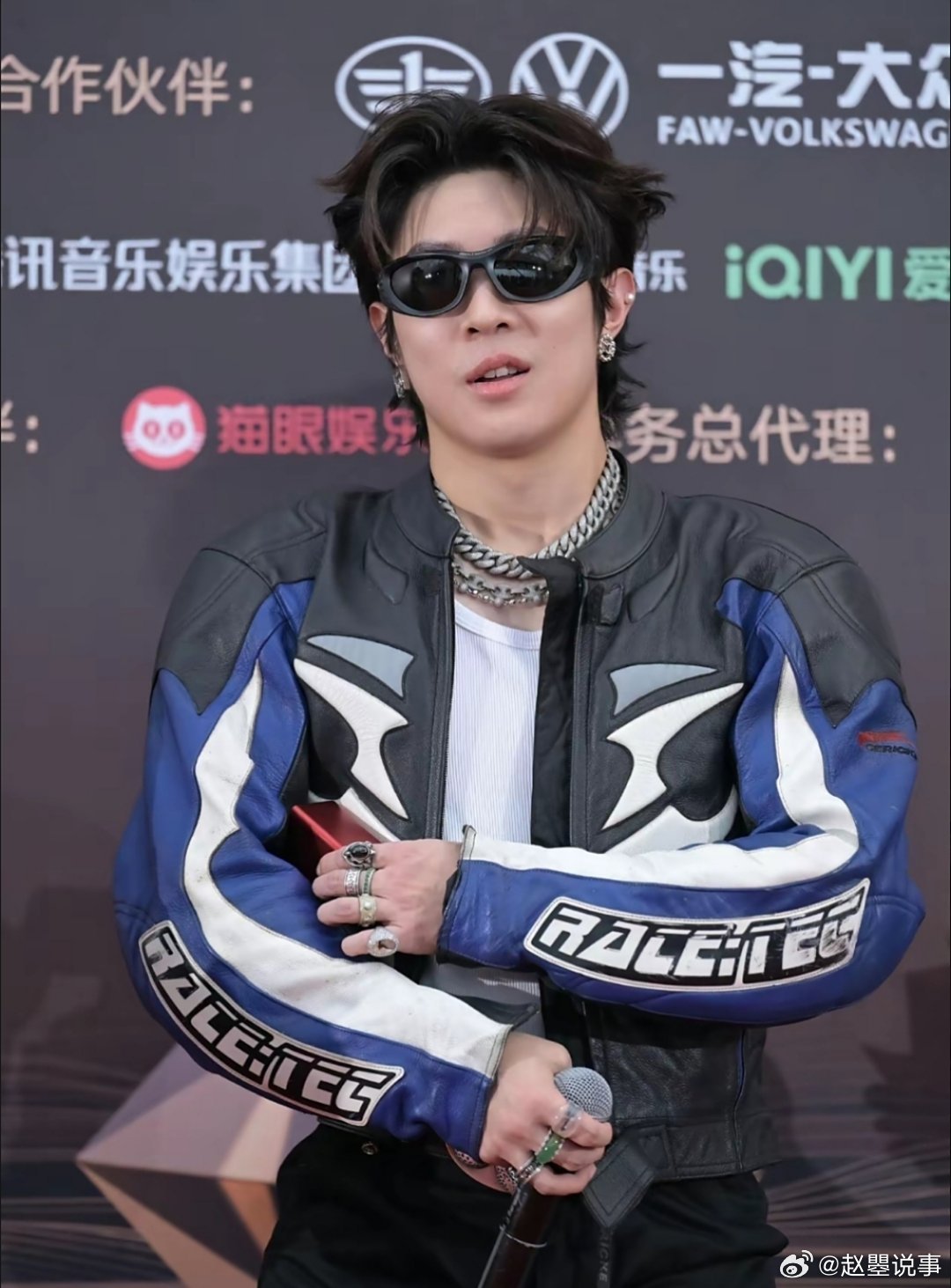 马伯骞裤子快掉到膝盖了！无法理解的穿搭，让人看着很想帮他提裤子的同时又觉得尴尬，