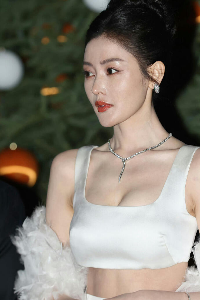 张天爱身材真好，虽然瘦但很有料不过她年龄是90还是80啊？​​​