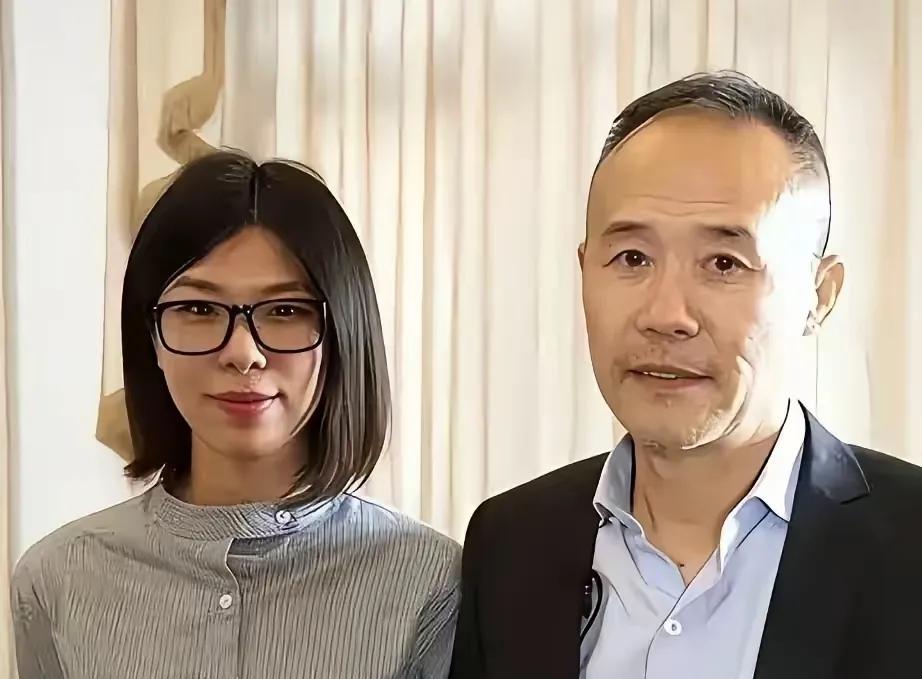 大家有没有发现田朴珺从来就没和王石的女儿互动过44岁的王蔚蓝，放着亿万家产不