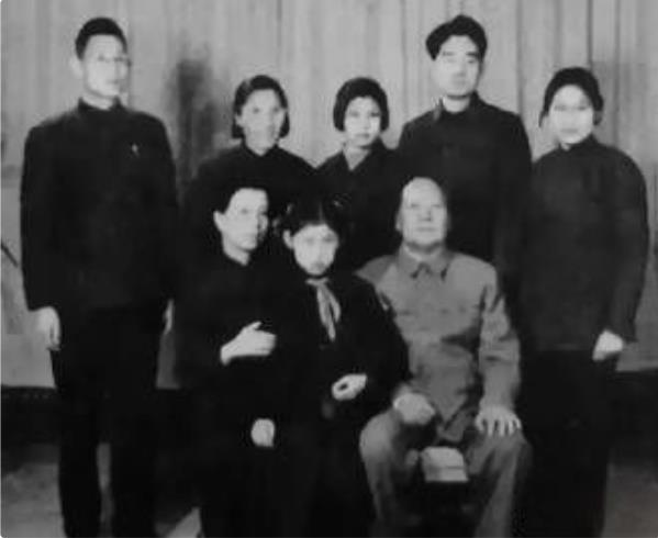 这是拍摄于1963年12月26日的一张照片，那天是毛主席70岁的生日，在晚上的时
