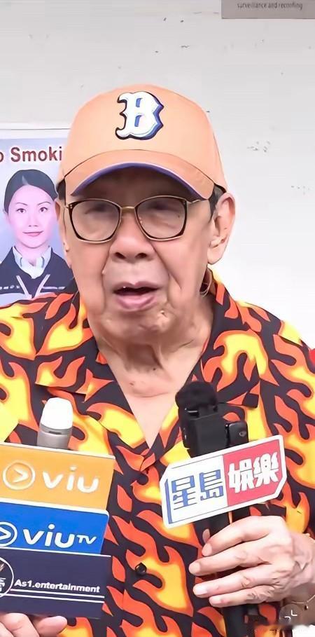 别再信什么心态好、多喝水了。95岁的胡枫，脸上一个老人斑都难找，这事根本没那么简