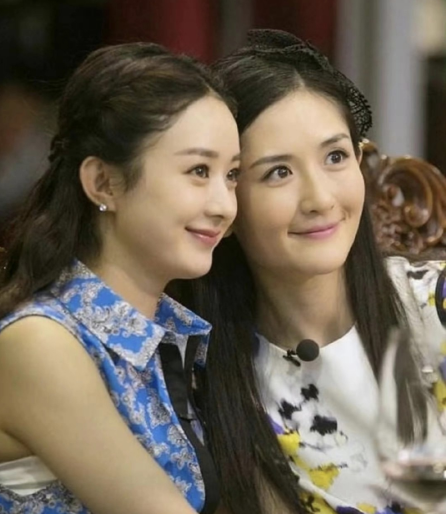 演员赵丽颖上了热搜，只不过，这一次不是带儿子外出游玩，更不是有了新作品，而是给谢