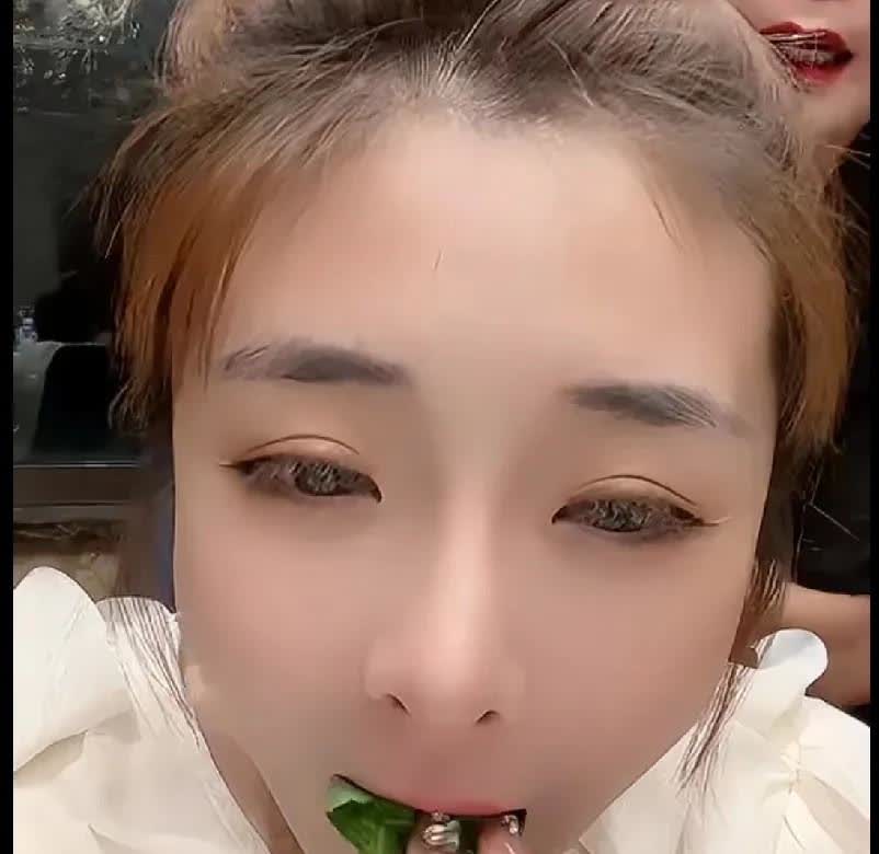 娇娇爆料魏三深夜醉酒给女徒弟魏嘉欣发信息喊去房间聊天。魏嘉欣迅速