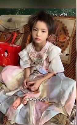 近日，云南，一医生给留守儿童就诊时，无意间发现一小女孩容貌惊为天人，网友感叹：清