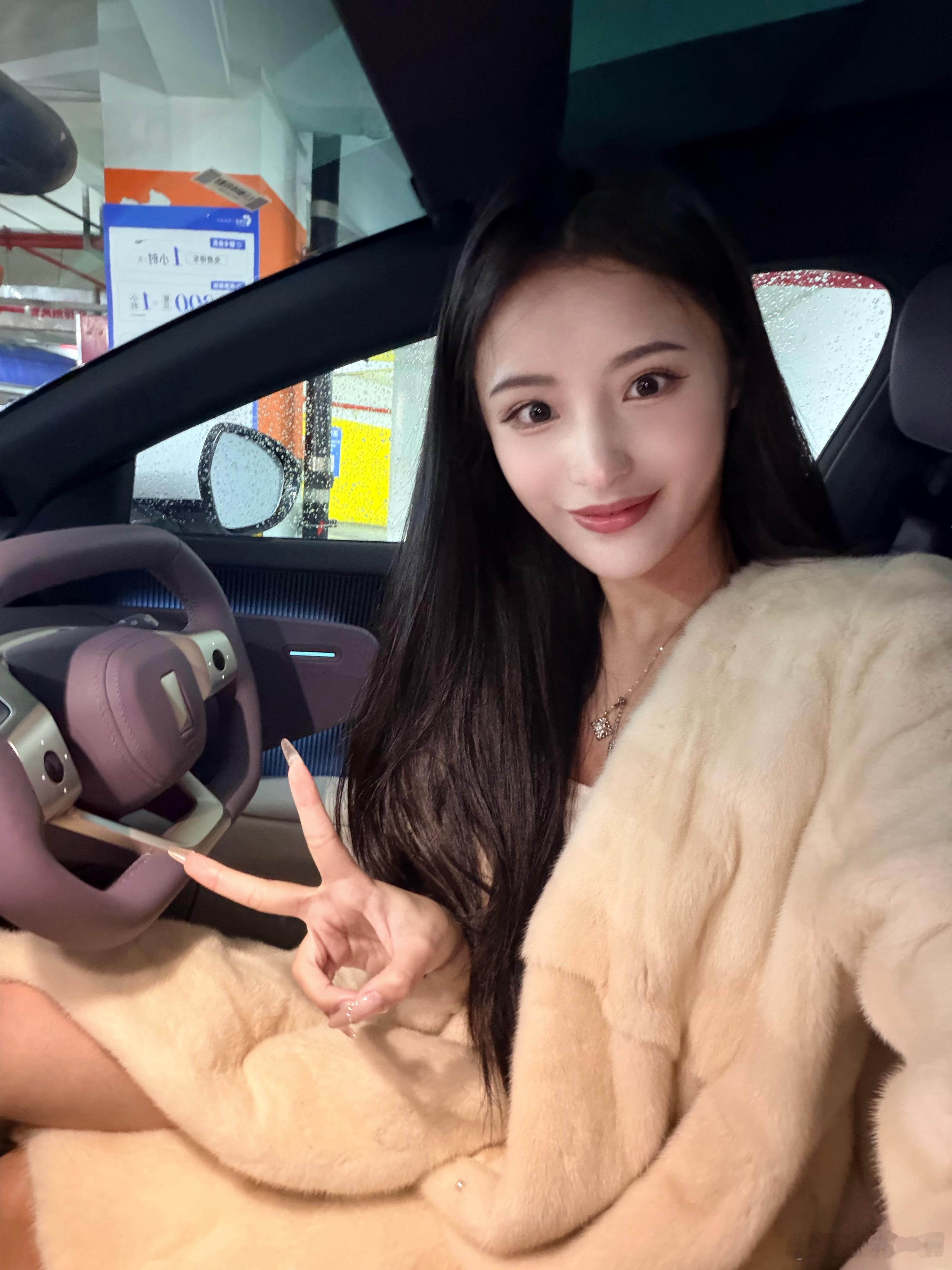 平安夜快乐！！大家都去过节了嘛？记得都多吃点好吃的哦～而我，准备开着阿维塔12去