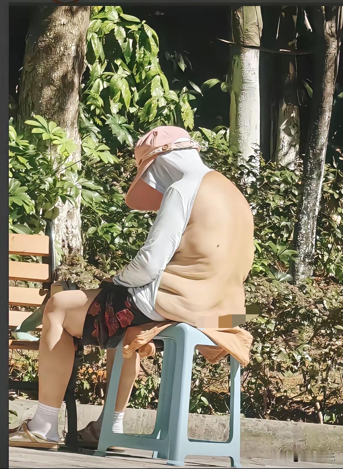 公园随手拍到的一幕，看完不得不佩服大娘的养生智慧，把平衡之道玩明白了。户外阳