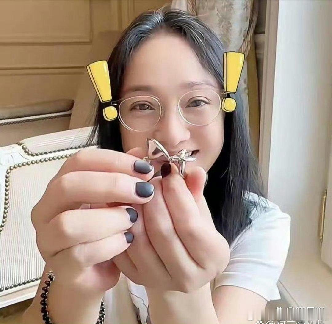 51岁的‏‌周迅真‌‌的太真实了，素颜时也有白头⁠发⁠‍‎，但整个人状态看‎起来